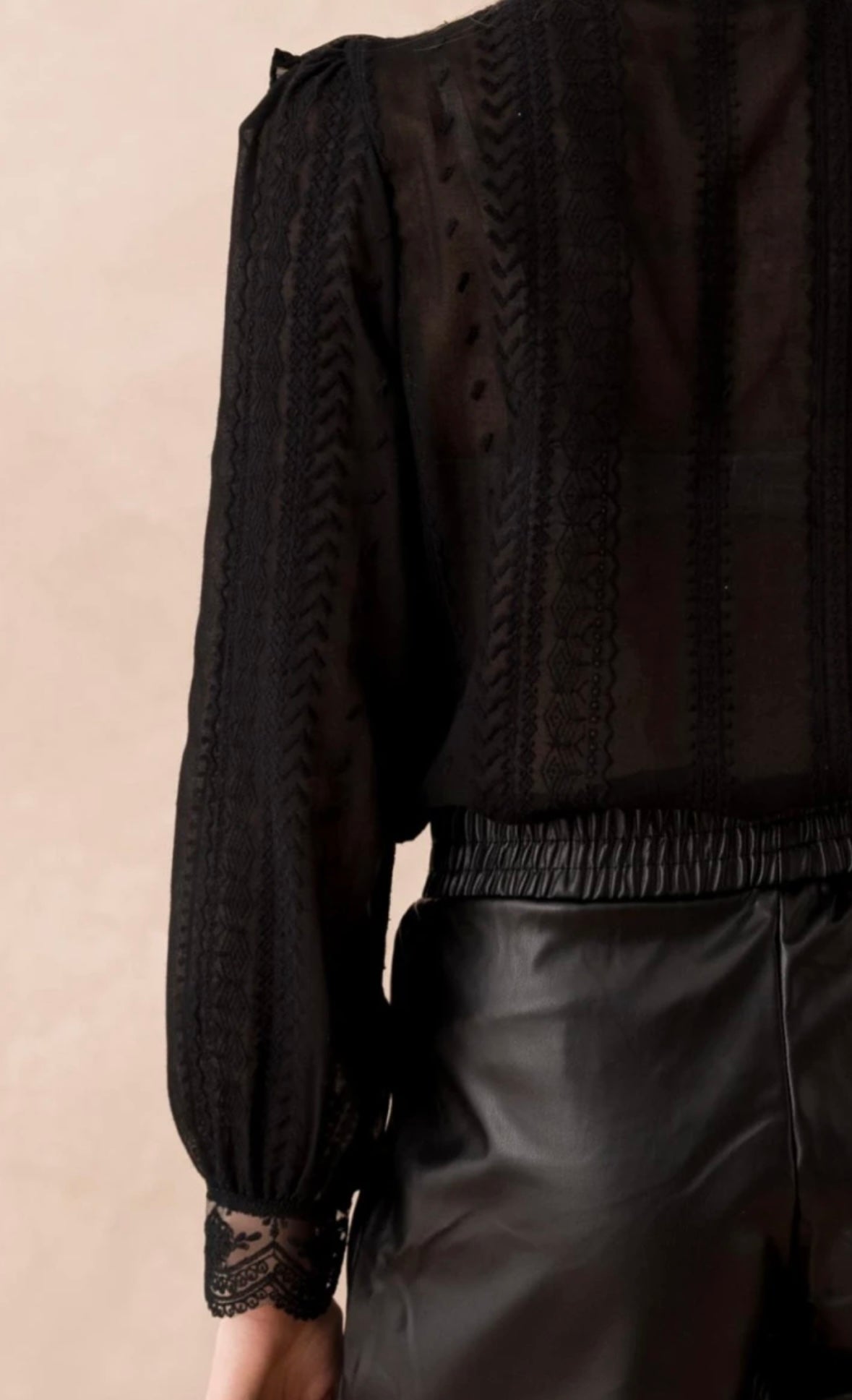 Chemise à volants en dentelle