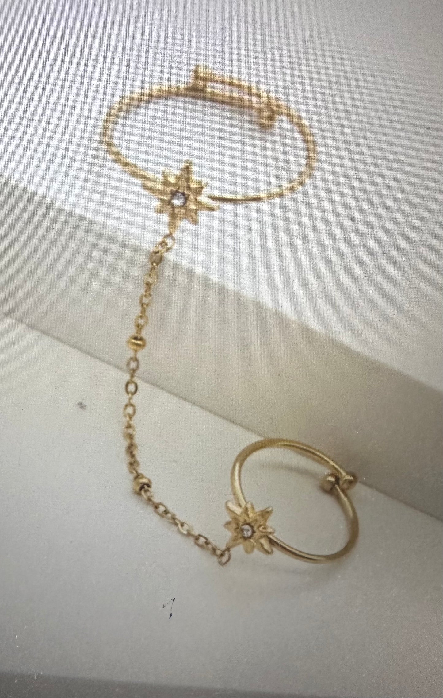 Bague Double Chaîne Fleur – Élégance Dorée en Acier Inoxydable