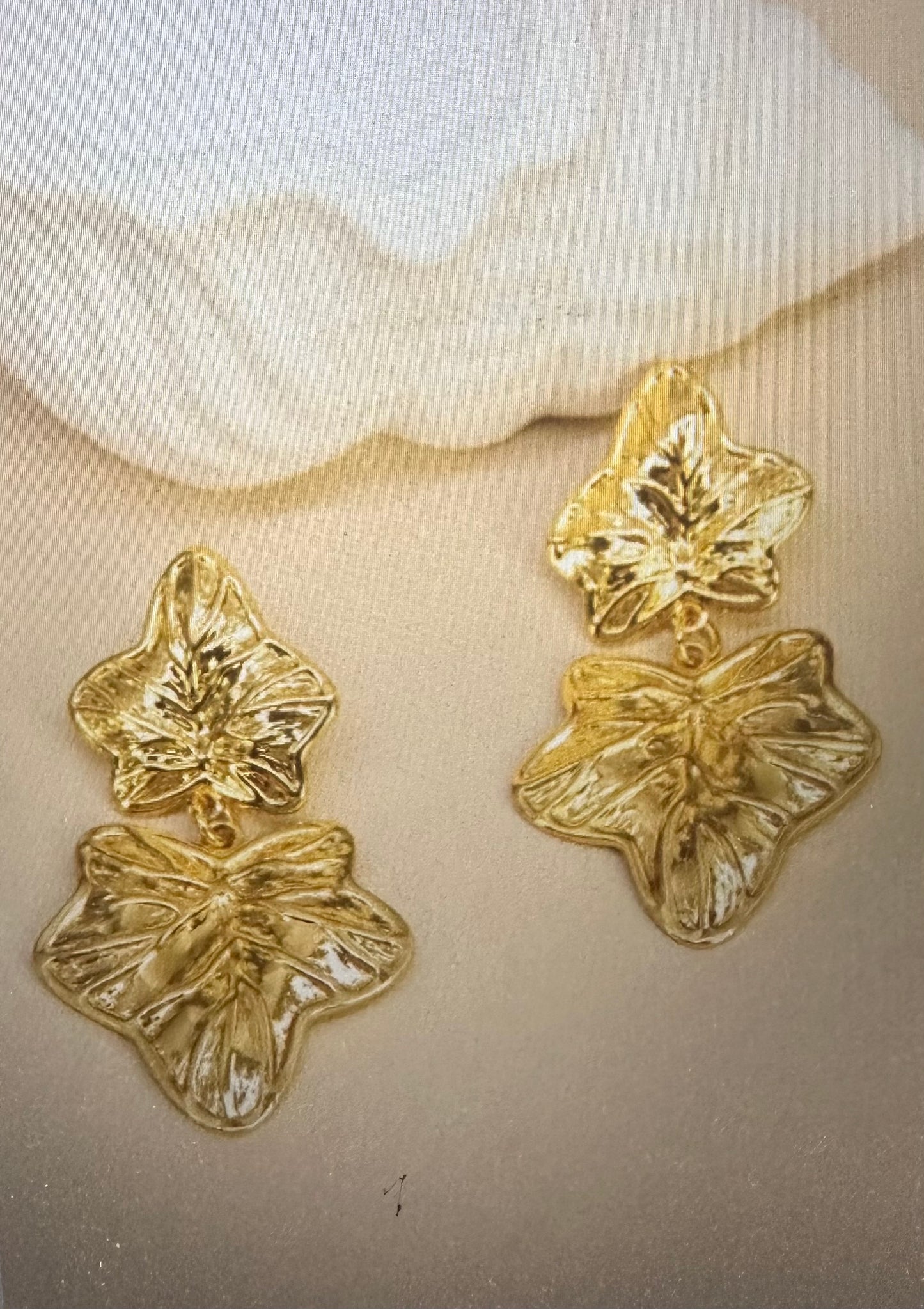 Boucles d'oreilles feuille pendante en acier inoxydable : Nature et élégance