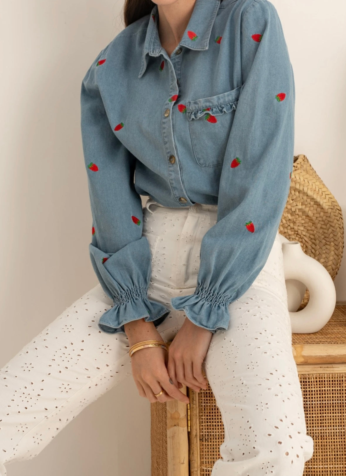 Veste surchemise en jeans brodé de fraises