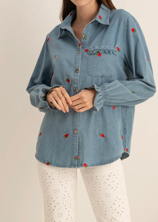 Veste surchemise en jeans brodé de fraises