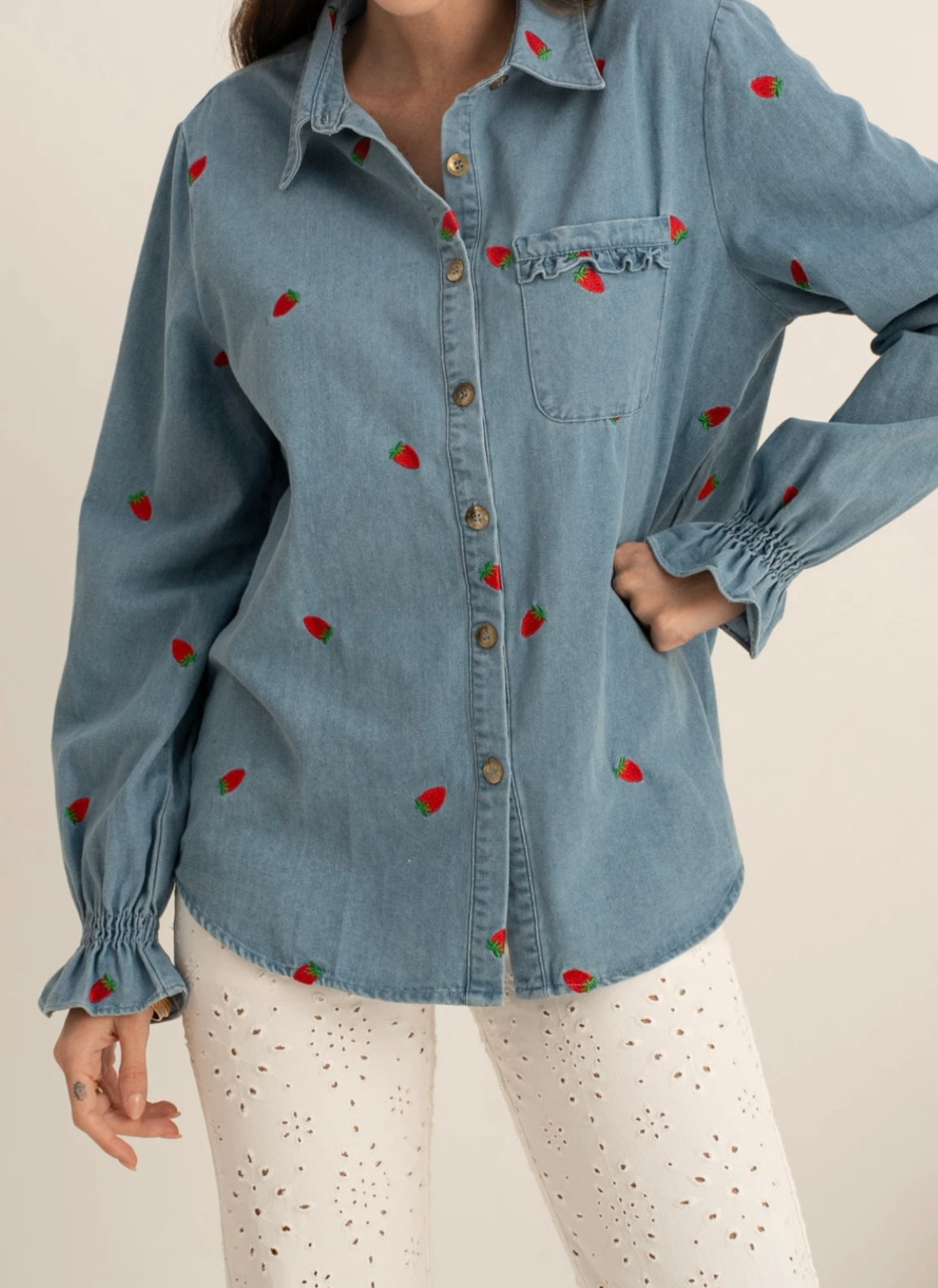 Veste surchemise en jeans brodé de fraises