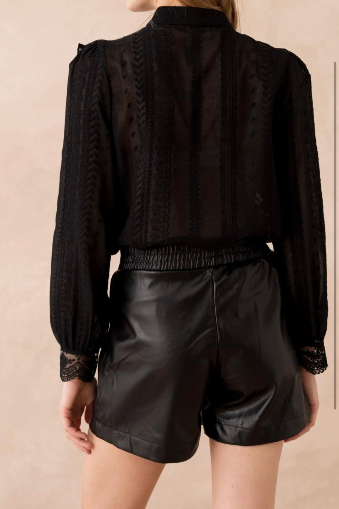 Chemise à volants en dentelle