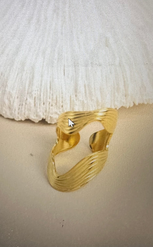 Bague texturée dorée – Élégance sculpturale