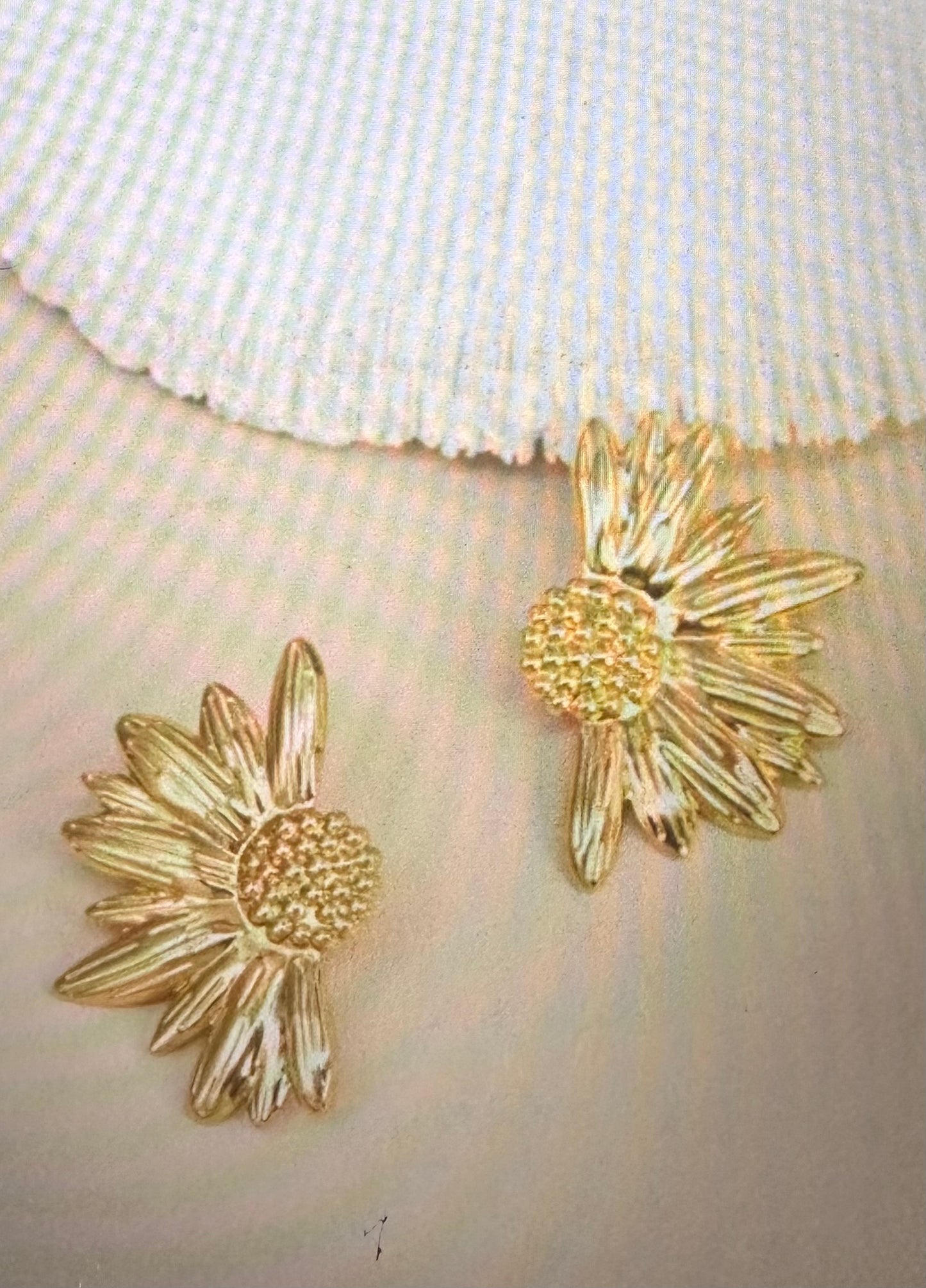 Boucles d’oreilles fleur dorée en acier inoxydable – Design tendance