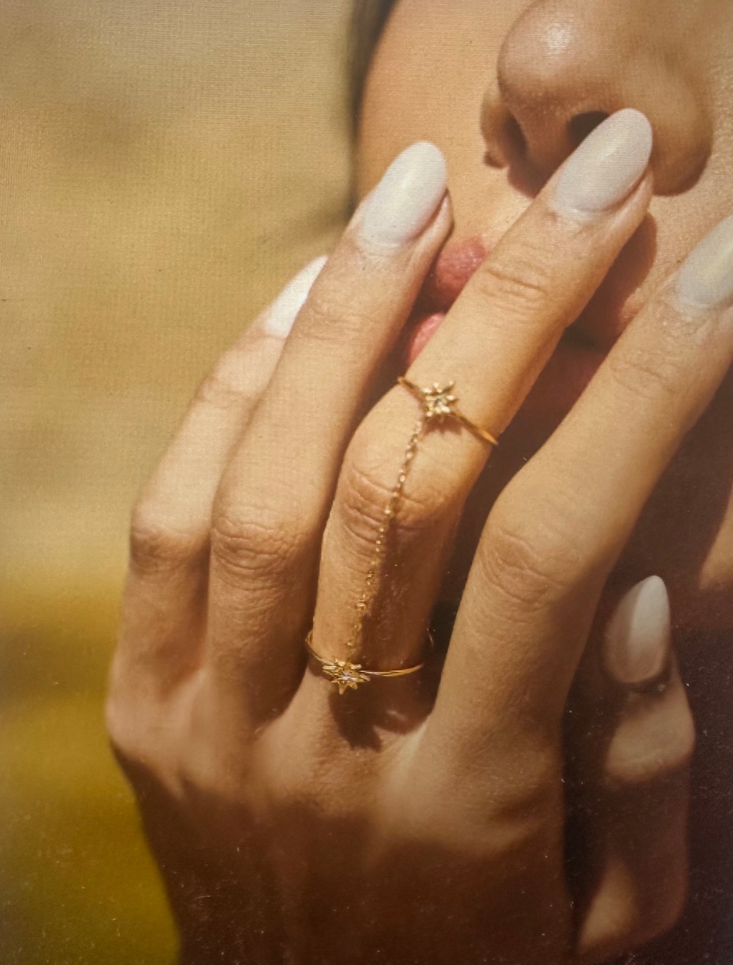 Bague Double Chaîne Fleur – Élégance Dorée en Acier Inoxydable