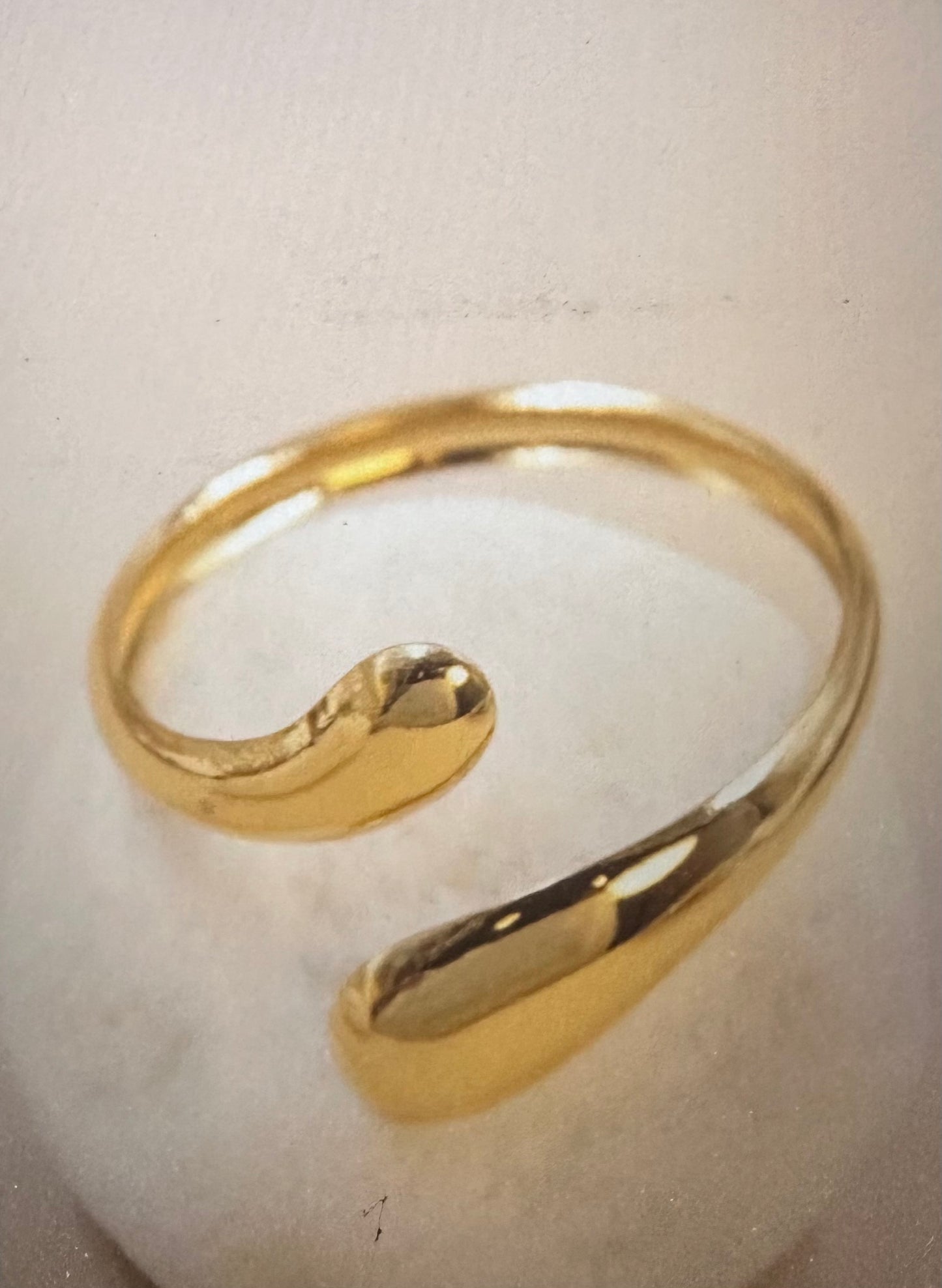 Bracelet manchette ajustable en acier inoxydable doré - Élégance et Flexibilité